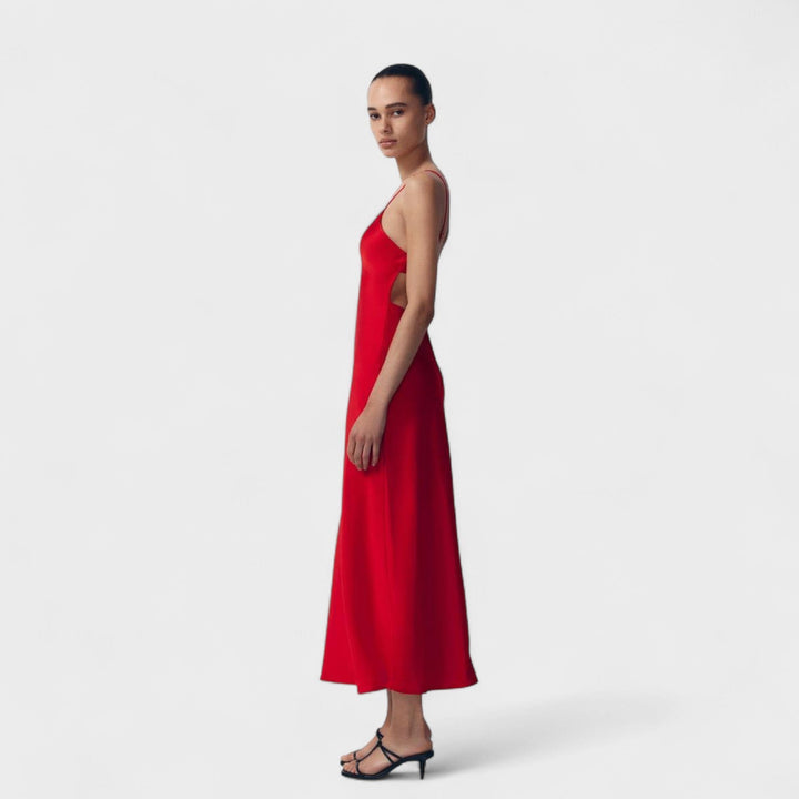 Karmine Suknelė - Minimalistinio Stiliaus Kirpimas