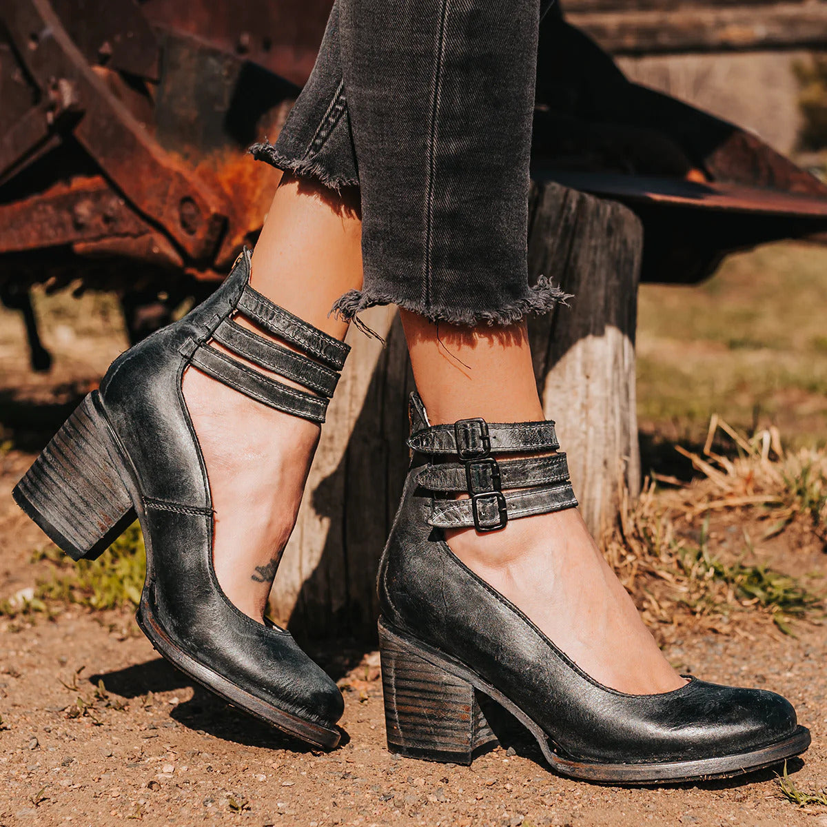 Aukštakulniai batai su keliomis juostelėmis ir storu padu
