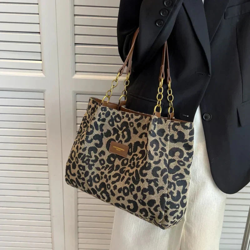 Rankinė su Leopardo Motyvu