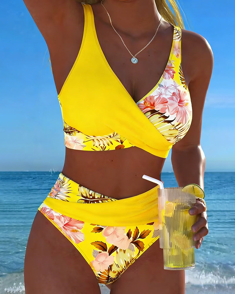 Bikini su Kontrastingu Gėlių Raštu ir Skeltuku