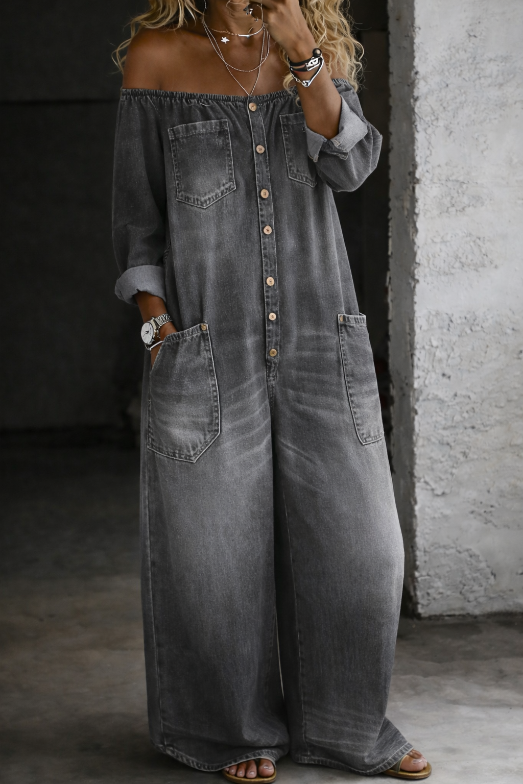 Jumpsuit su Ilgomis Rankovėmis ir Atidengtais Pečiais