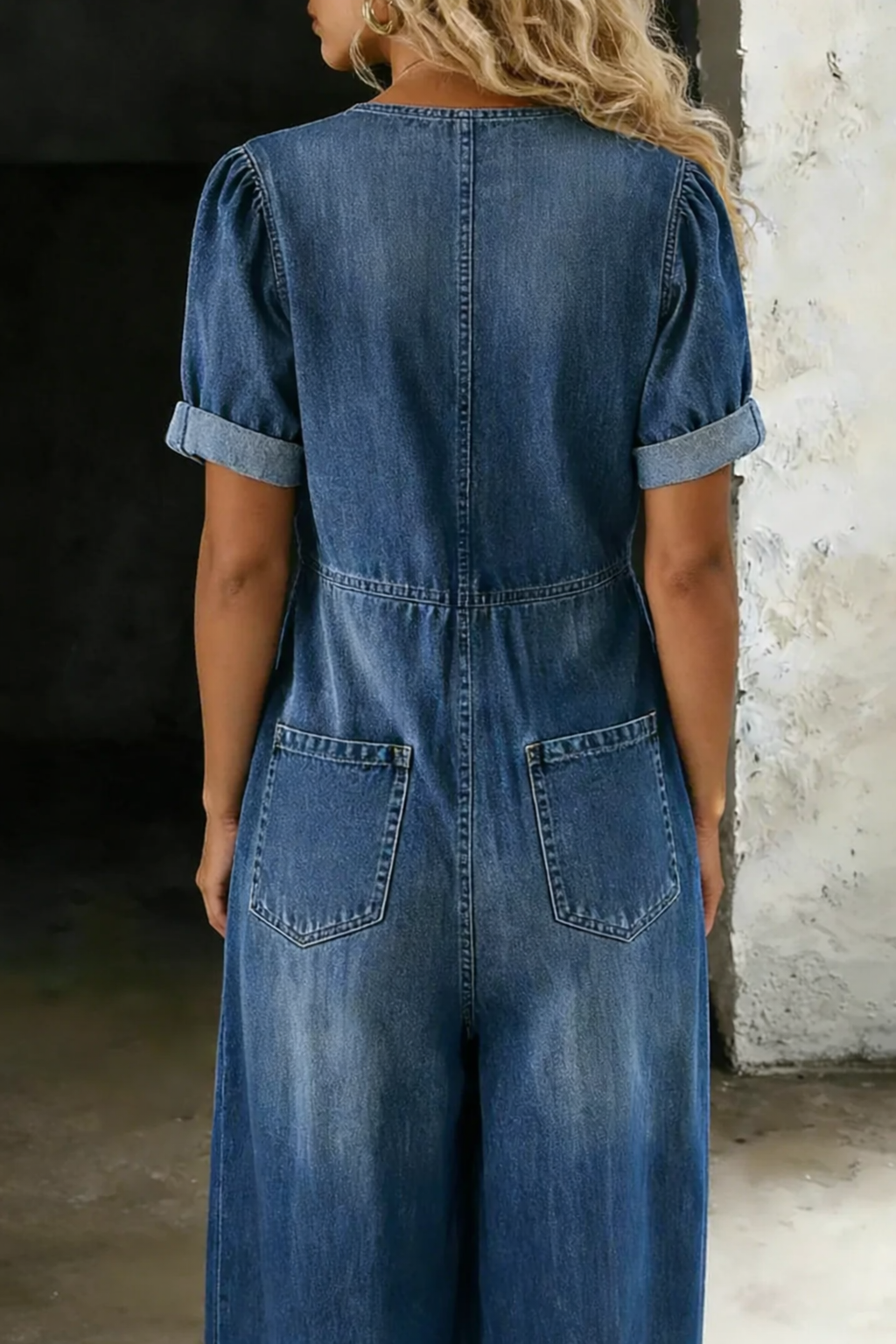 Jumpsuit su V Formos Iškirpte ir Trumpomis Rankovėmis