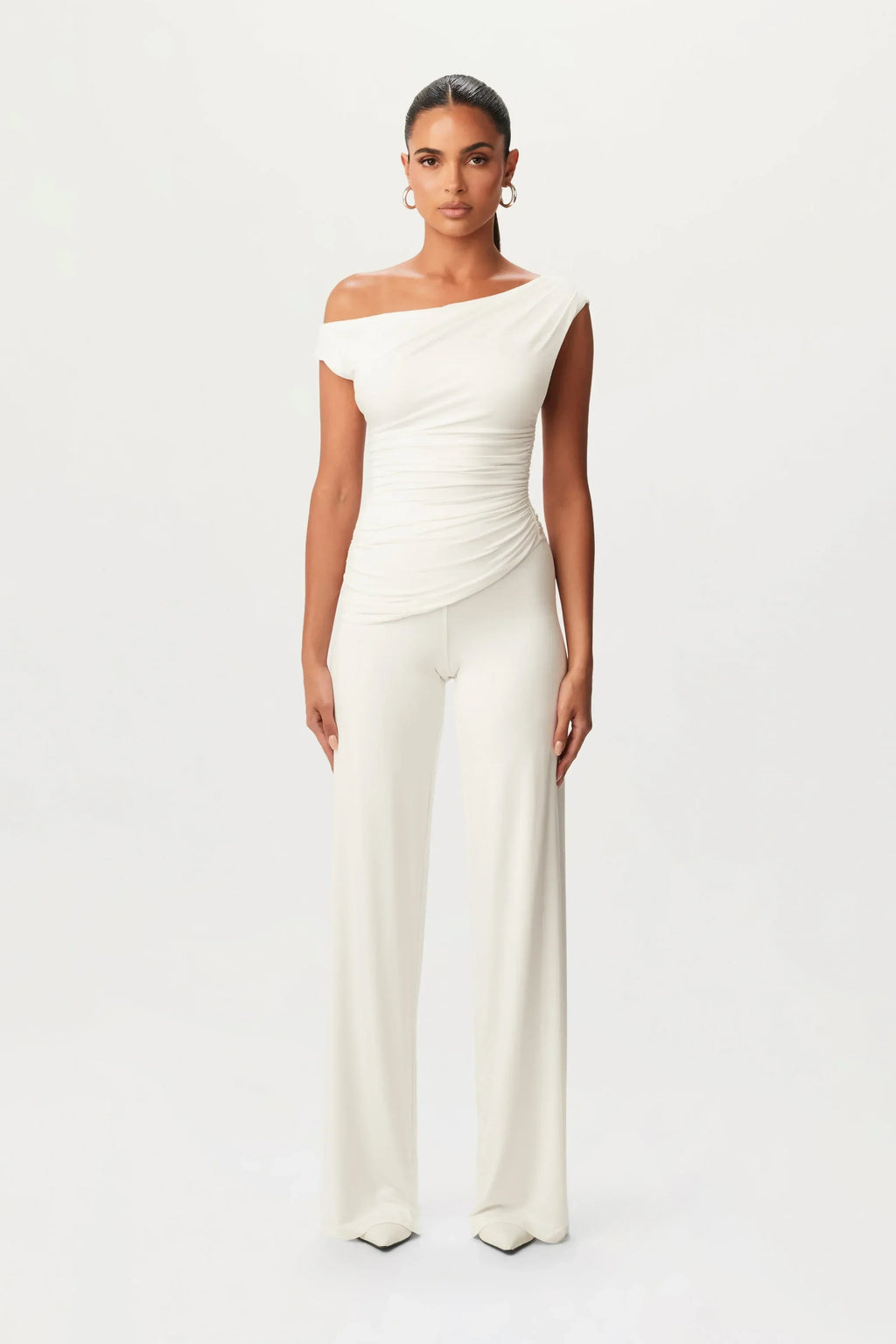 Asymmetric Elegant Set