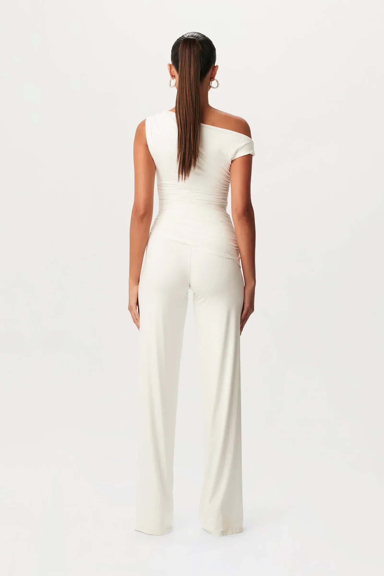 Asymmetric Elegant Set