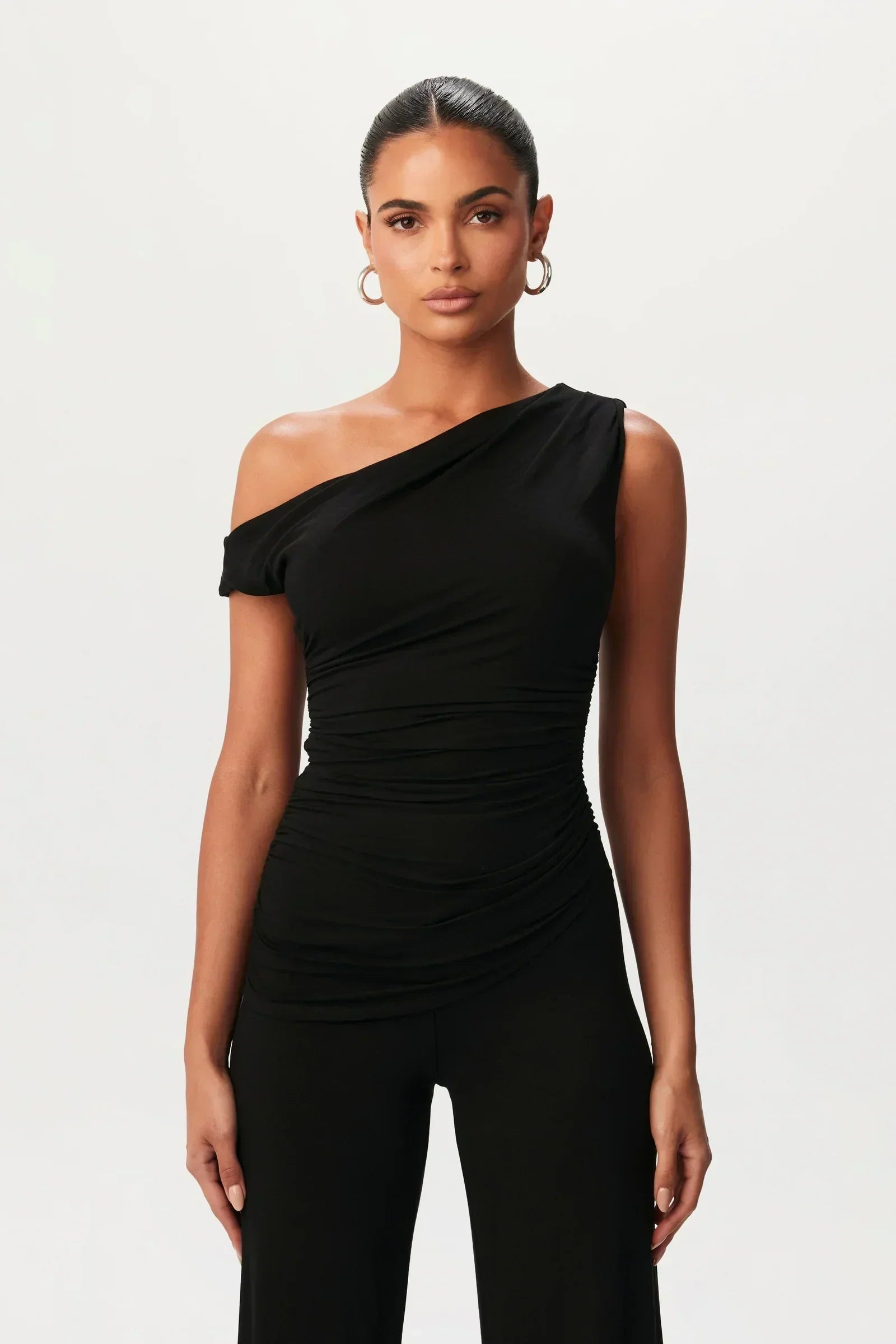Asymmetric Elegant Set