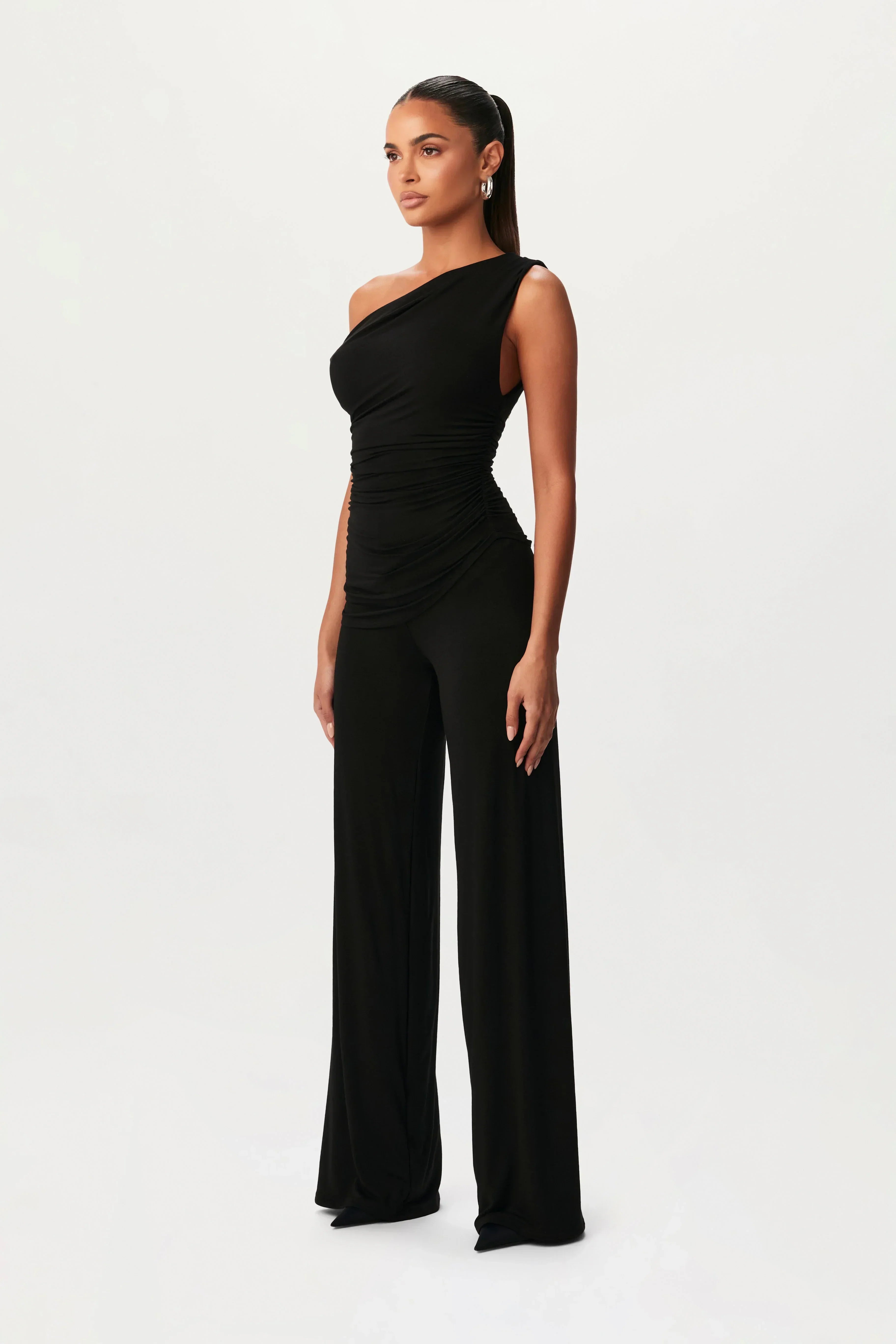 Asymmetric Elegant Set