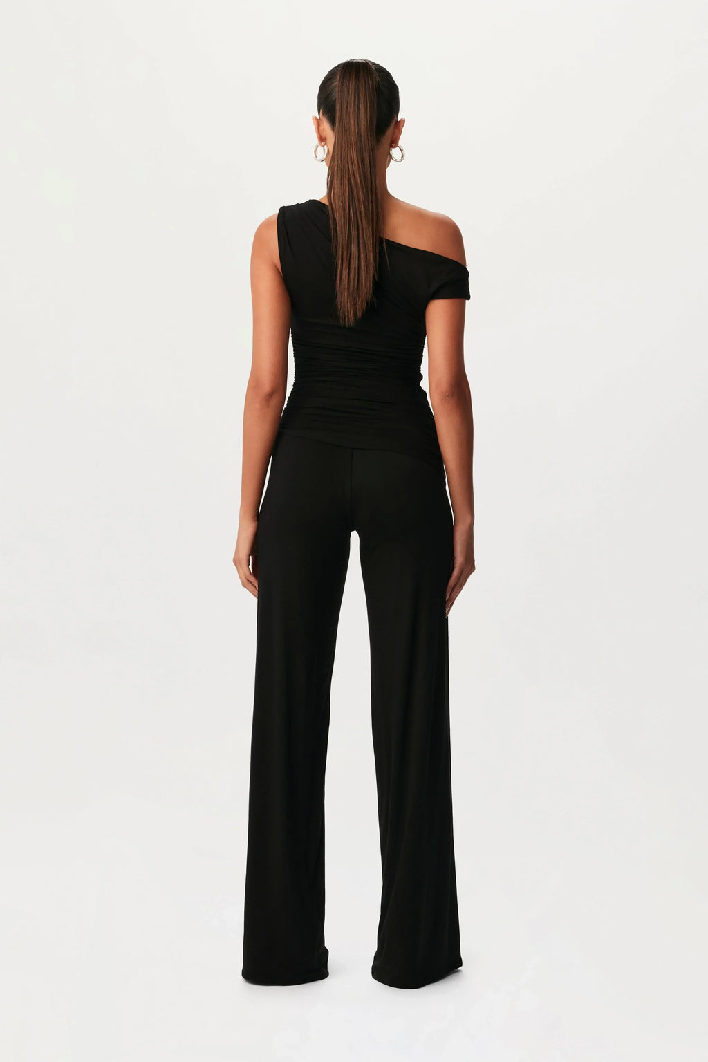Asymmetric Elegant Set