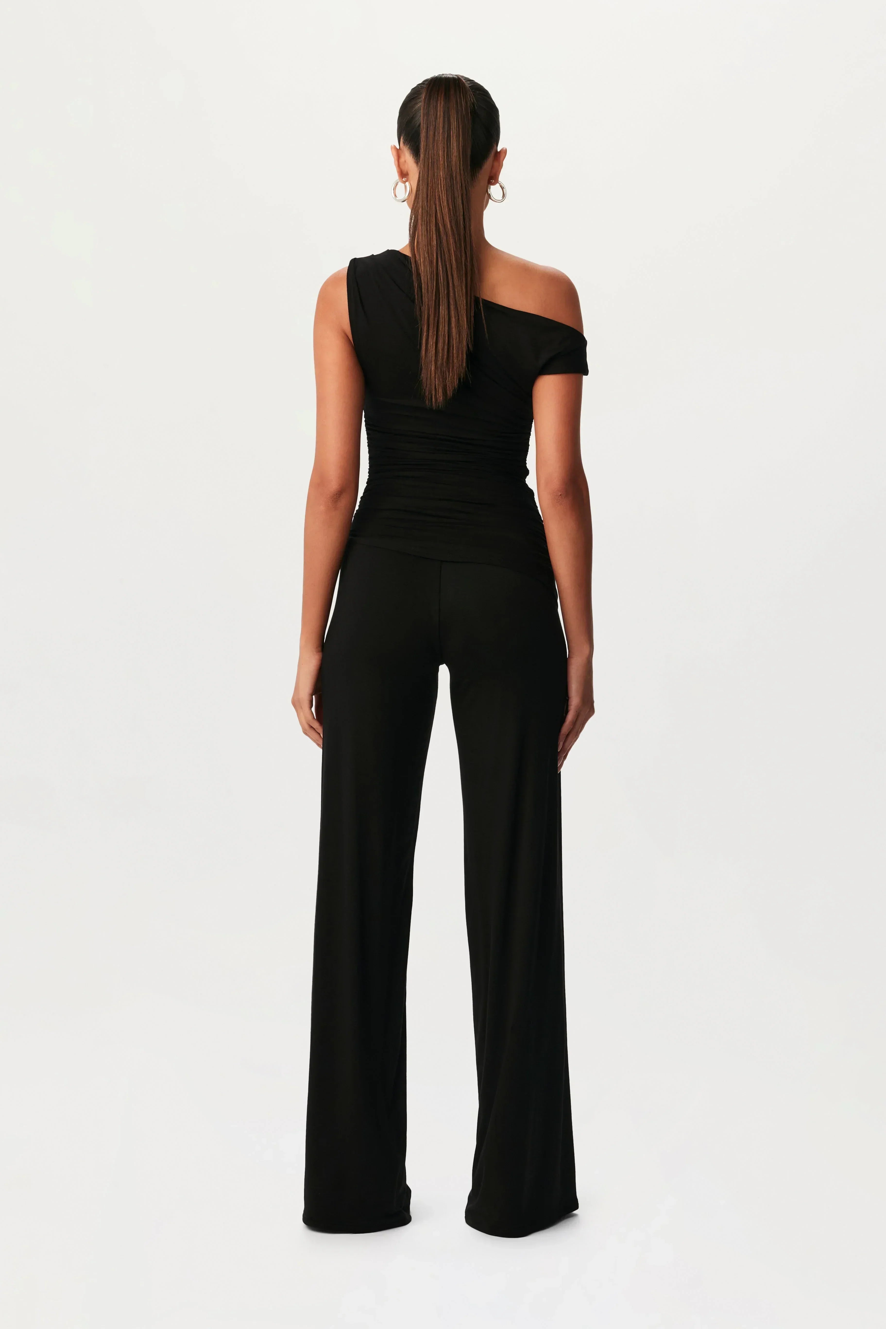 Asymmetric Elegant Set