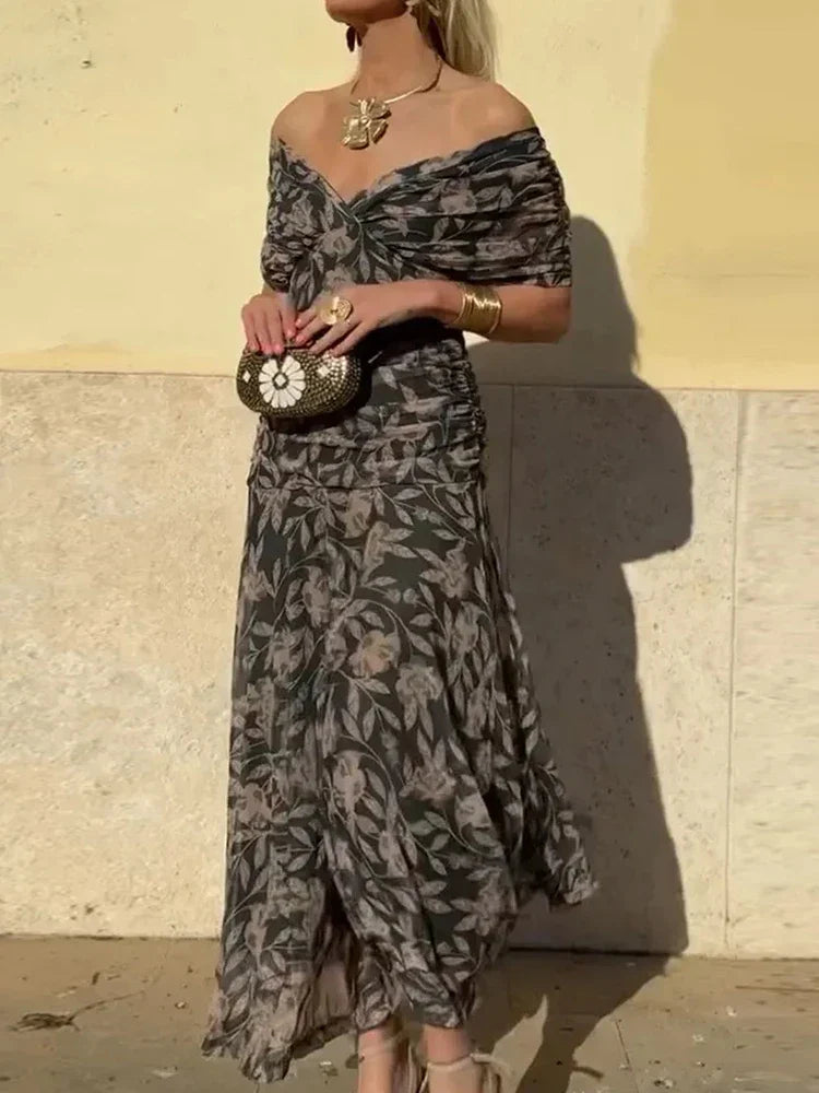Elegantiška suknelė su V formos dekoltė
