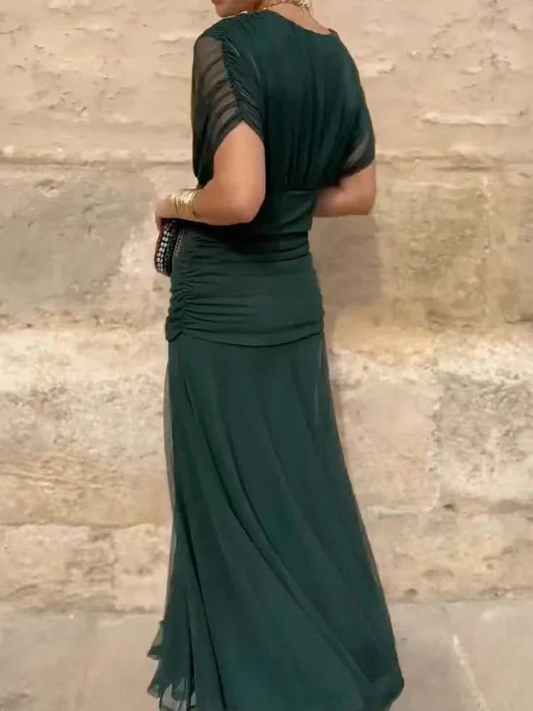 Elegantiška suknelė su V formos dekoltė