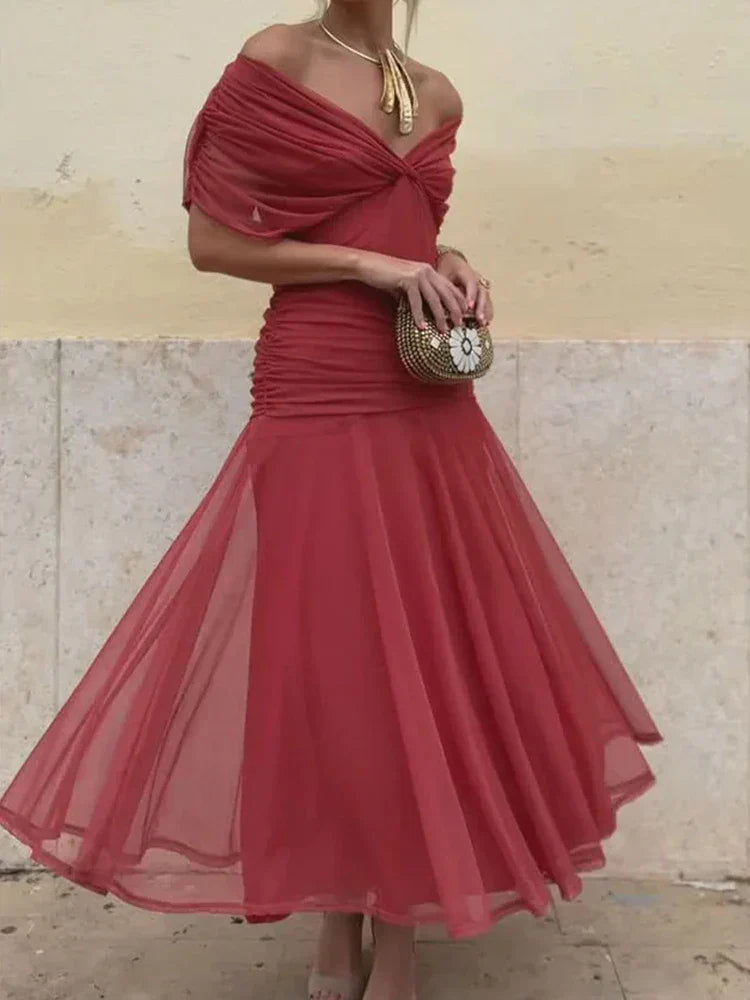 Elegantiška suknelė su V formos dekoltė