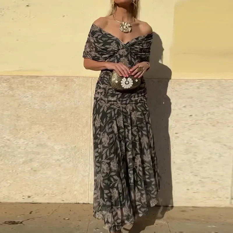 Elegantiška suknelė su V formos dekoltė