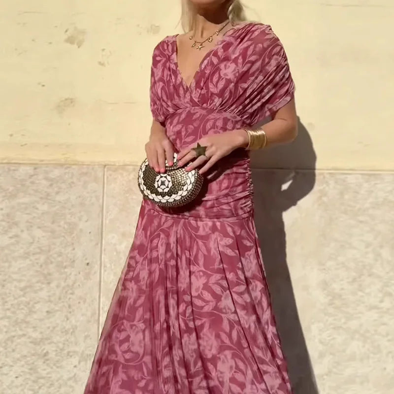 Elegantiška suknelė su V formos dekoltė