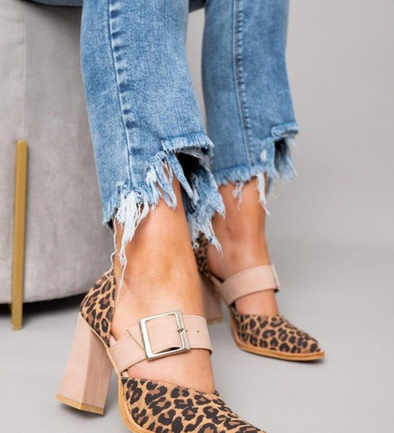 Suede šlepetės su leopardų raštu ir tvirtu kulnu