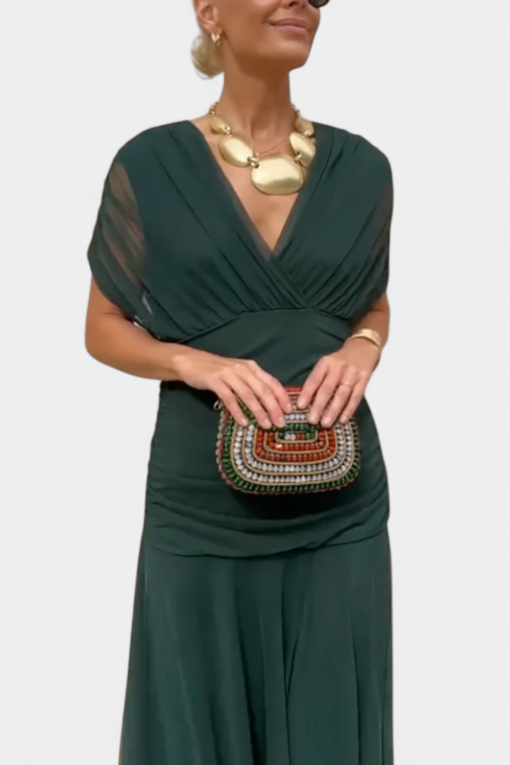 Elegantiška suknelė su V formos dekoltė