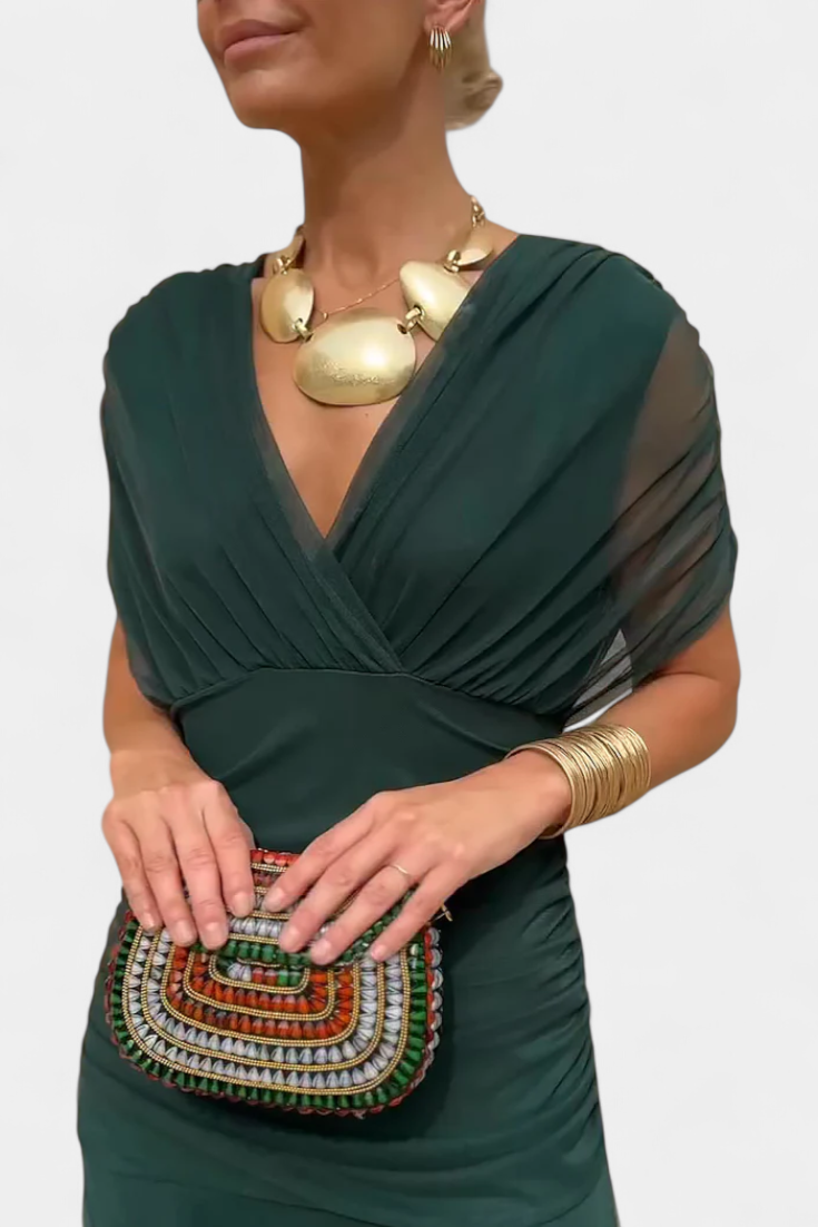 Elegantiška suknelė su V formos dekoltė